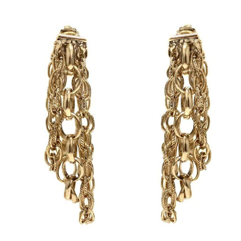 Пара удлинённых серьг-цепочек золотистого оттенка на светлом фоне, демонстрация формы, длины и фактуры изделия для завершения образа.