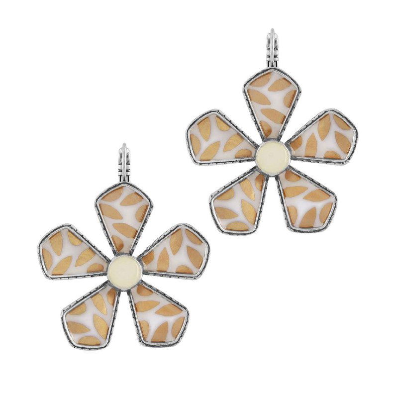 Крупный план серёжек TARATATA в форме цветка с эмалевыми лепестками кремово‑бежевого оттенка на белом фоне, аккуратный женственный дизайн.