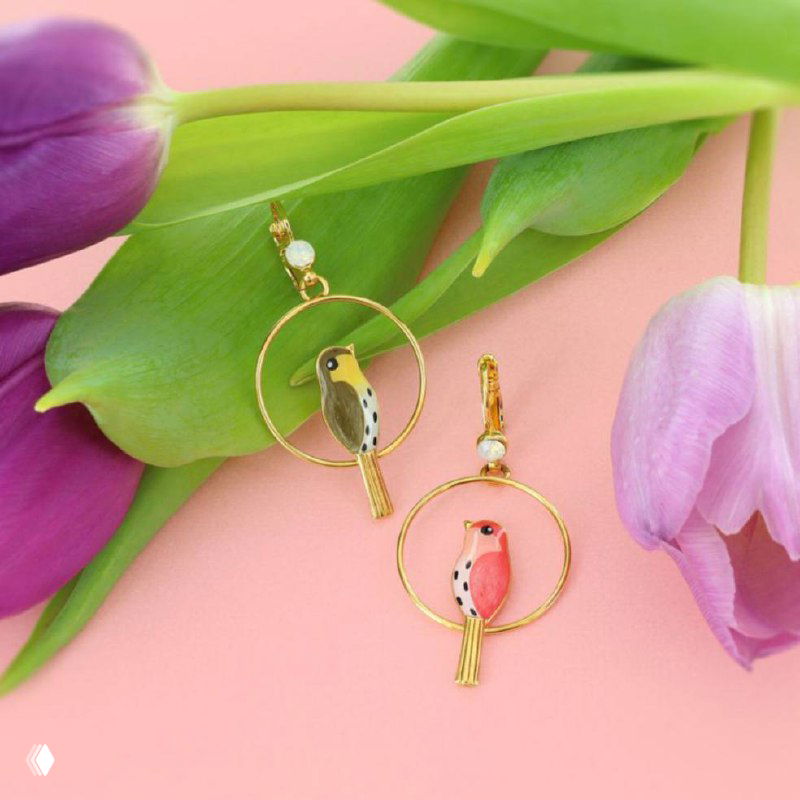 Минималистичные серьги‑птички TARATATA в золотистом кольце на розовом фоне с тюльпанами, элегантный весенний дизайн для лёгкого образа.