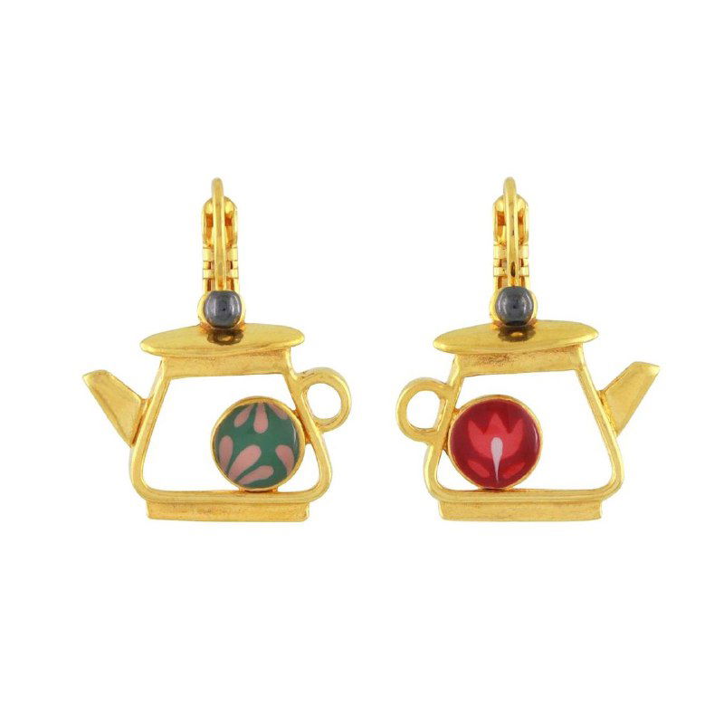 Небольшие золотистые серьги‑чайники TARATATA с эмалевыми вставками в виде кружки на белом фоне, игривый и тематический аксессуар для коллекции.