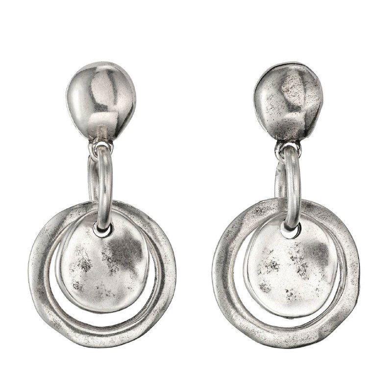 Серьги UNOde50 на белом фоне: серебристые округлые элементы с текстурой мятого металла, товарный снимок продукта.