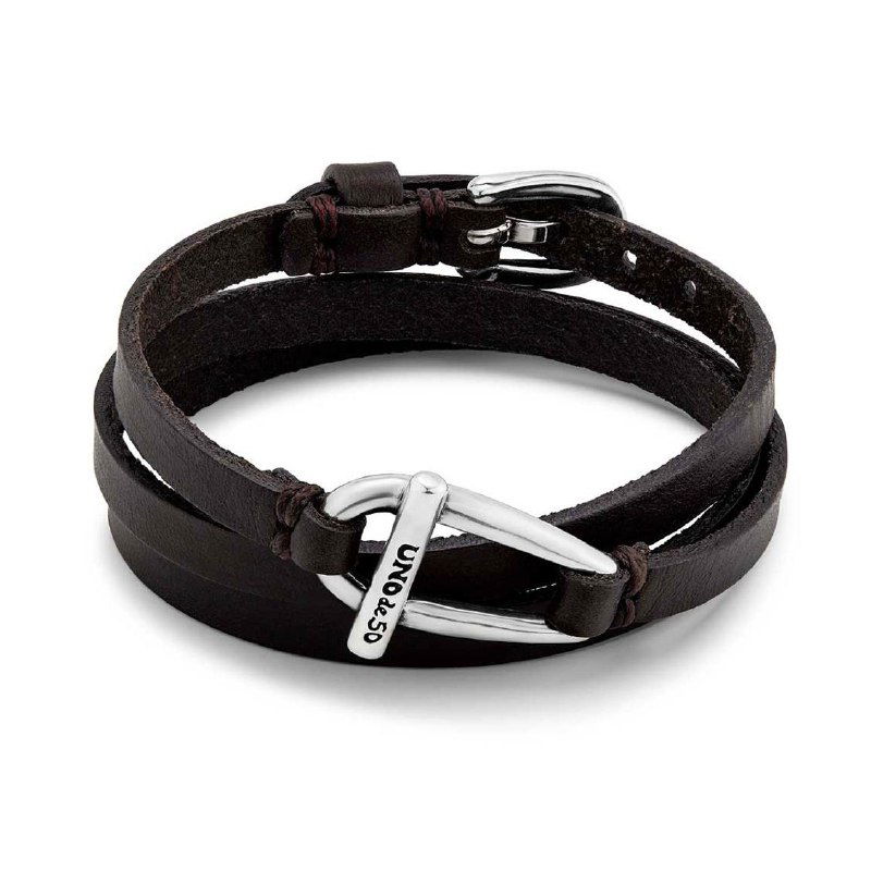 Кожаный браслет UNOde50 с серебристой пряжкой и брендированным элементом — стильный аксессуар в товарной фотосессии.