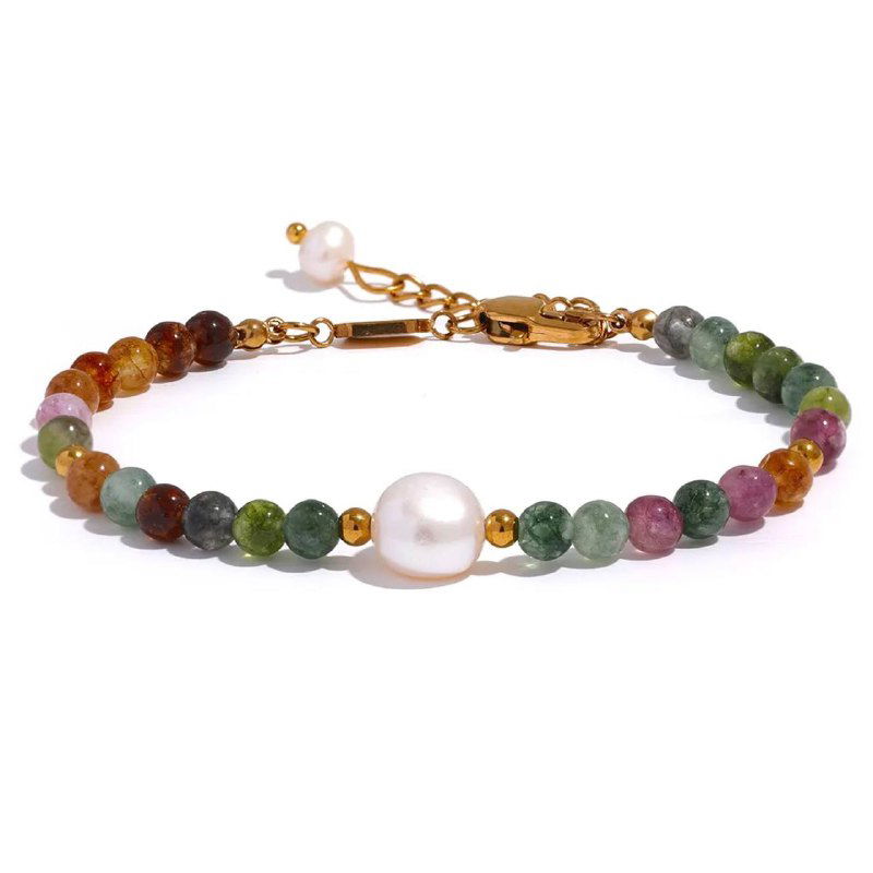 Деликатный браслет из разноцветных камней с центральной жемчужиной и золотыми вставками, минималистичный образец бижутерии в натуральных тонах.