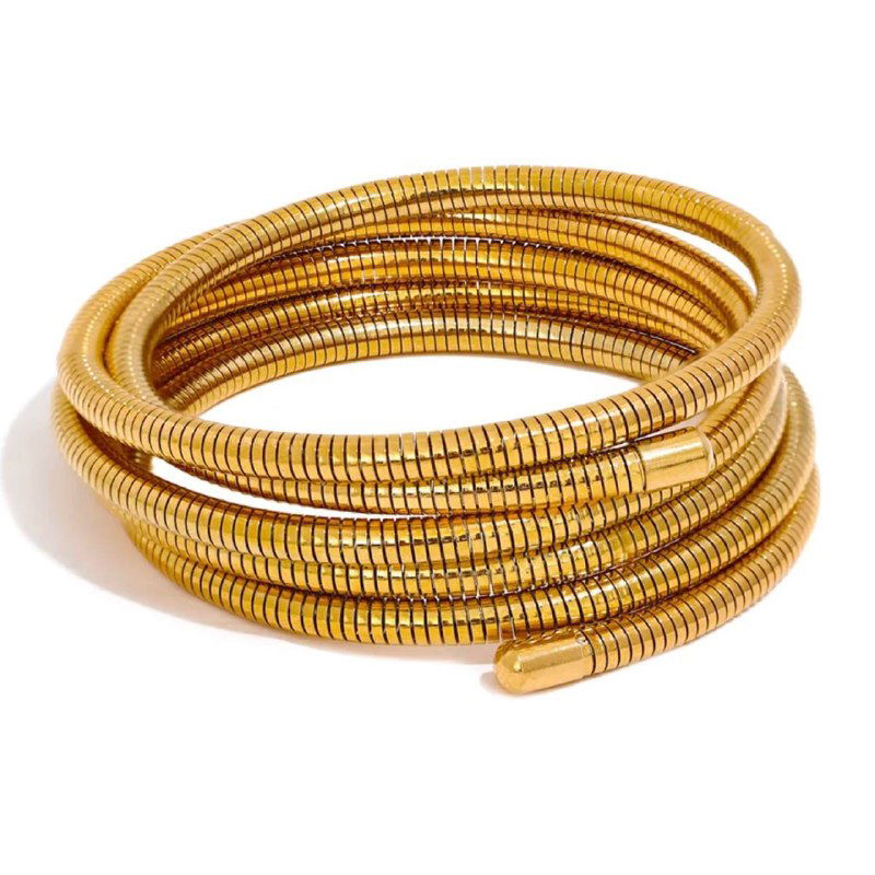 Спиральный золотистый многослойный браслет‑шнур, намотанный в несколько витков, простой металлический дизайн без инкрустаций.