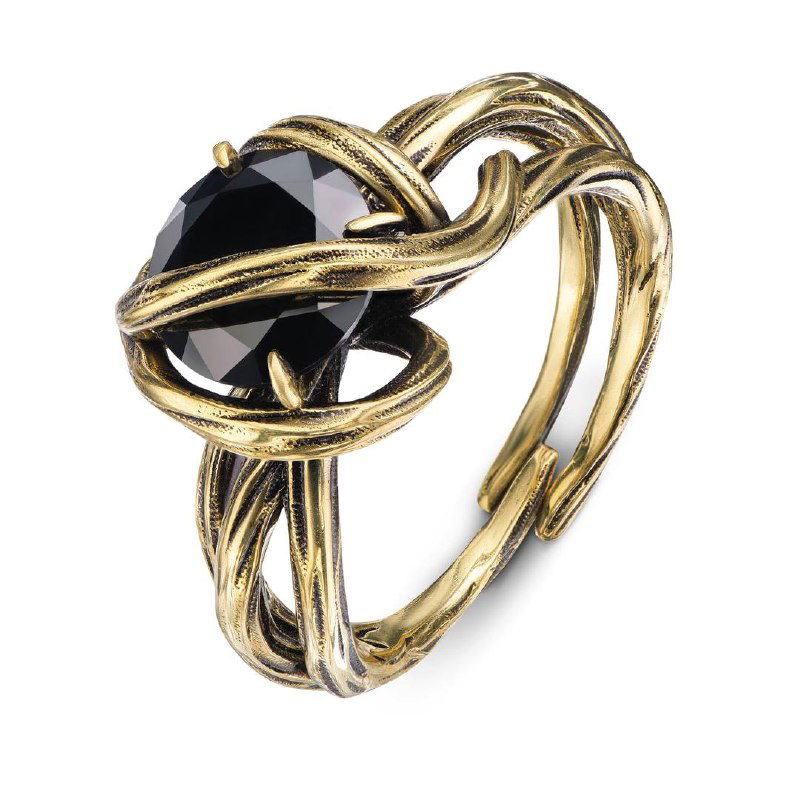 Кольцо CORDA с тёмной чёрной вставкой, переплетённые золотистые ленты и винтажная эстетика на студийном фоне