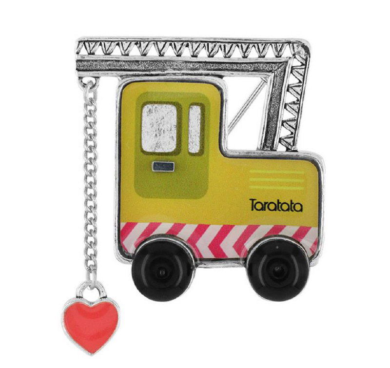 Декоративная брошь TARATATA в виде маленького поезда или грузовика с подвесным сердечком, показана крупным планом на белом фоне.