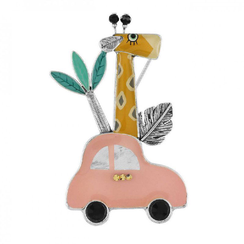Брошь TARATATA с жирафом и розовой машинкой, комбинированная эмалевая отделка, видны листочки и мелкие декоративные элементы.