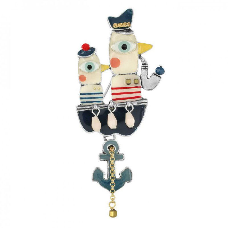 Длинная эмалевая брошь TARATATA на морскую тему: фигурки матросов, штурвал и якорь с подвесными элементами, белый фон.