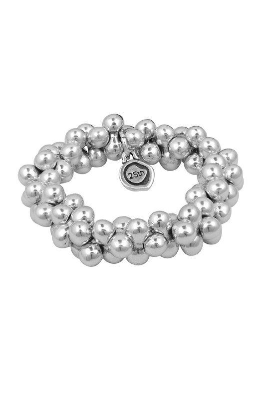 Фотография серебристого эластичного браслета Ciclon из серии круглых полированных бусин — детальная студийная съемка изделия на белом фоне.