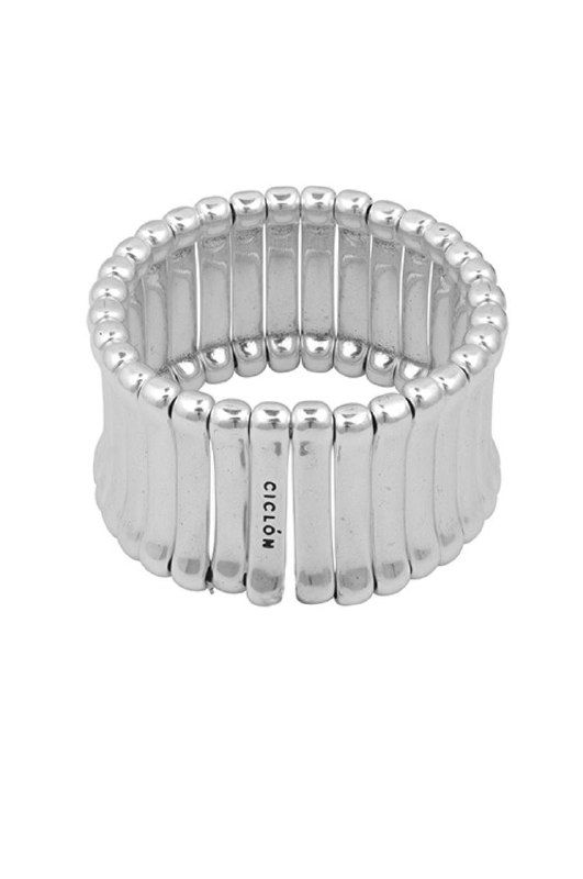 Широкое серебристое кольцо-манжета Ciclon с рельефной текстурой и логотипом бренда на белом фоне — товарная фотография изделия.