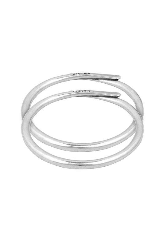 Тонкие переплетенные кольца или браслет Ciclon из полированных металлических колец — минималистичная продуктовая фотография на белом фоне.