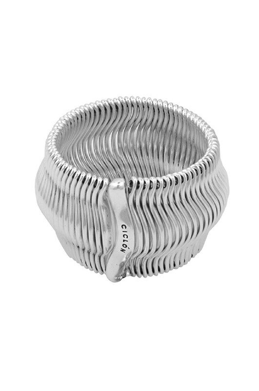 Эластичное широкое плетеное кольцо/браслет Ciclon серебристого цвета на нейтральном фоне — товарное изображение акцентирует форму изделия.