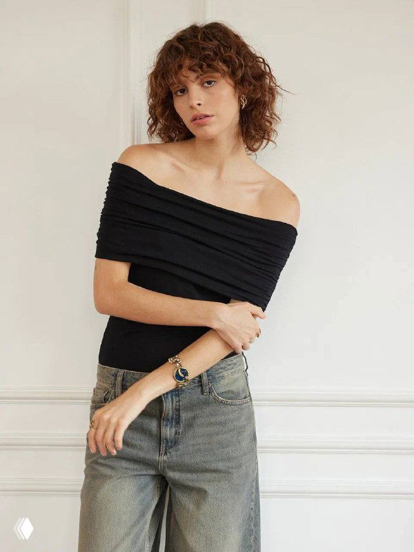 Полный рост модели в повседневном образе, браслет Serpenti заметен на руке — акцентное украшение в образе.