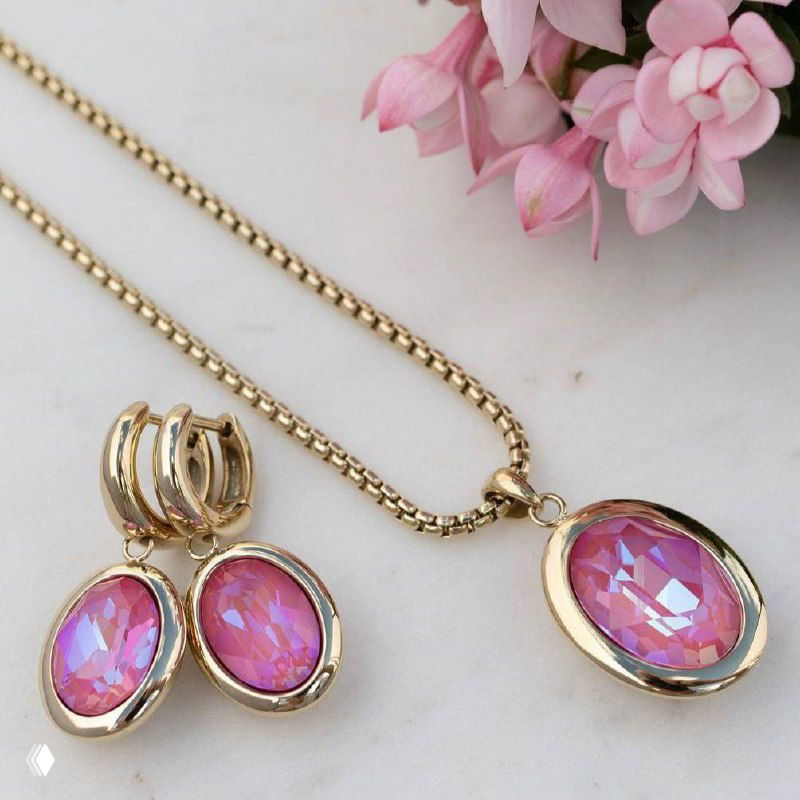 Набор QUDO: ожерелье и серьги с розовыми переливающимися кристаллами в золотой оправе, предметная съемка на светлом фоне