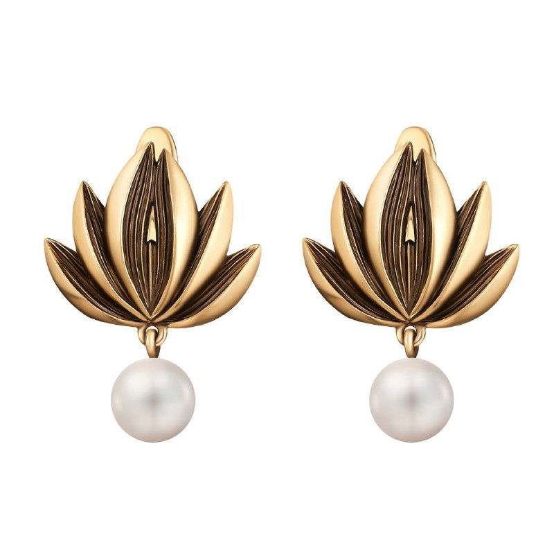 Серьги LOTO от Fiore di Firenze: золотистые лепестки с подвесной жемчужиной, фото на белом фоне, детальный план презентации изделия.