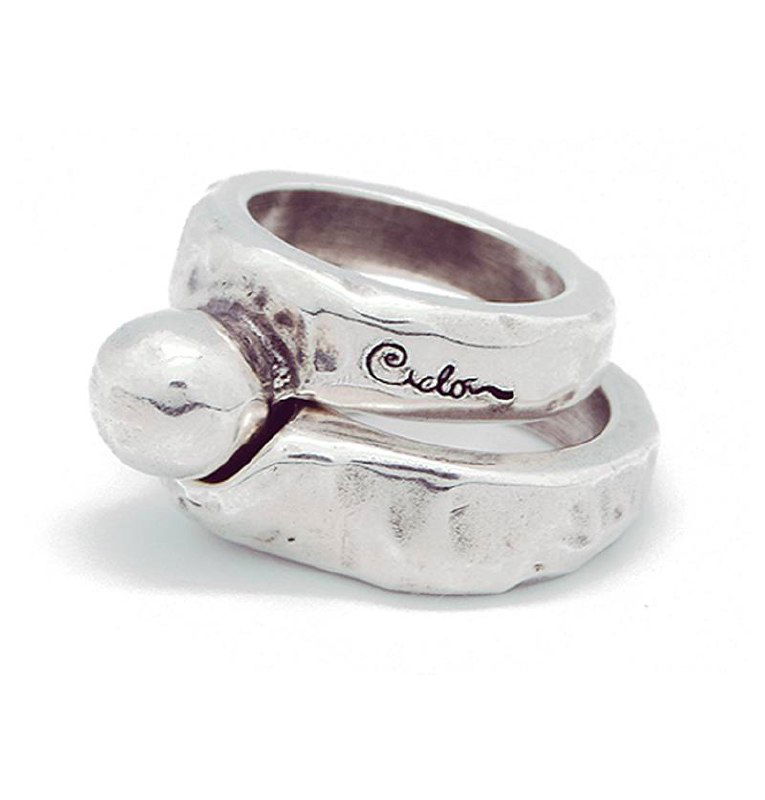Набор из двух металлических колец Ciclon крупным планом, серебристая поверхность и подпись бренда на внутренней части одного из колец.