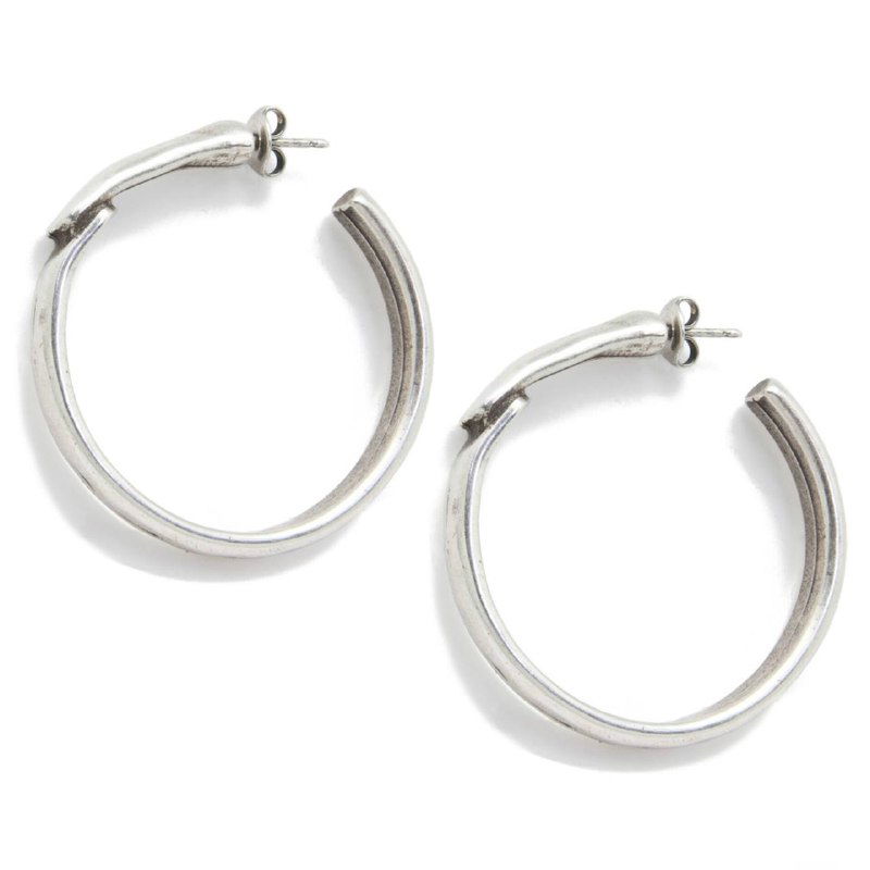 Пара серебристых серьег-кольца Ciclon на белом фоне, чёткое изображение формы и блеска металла, подходящее для каталога товара.