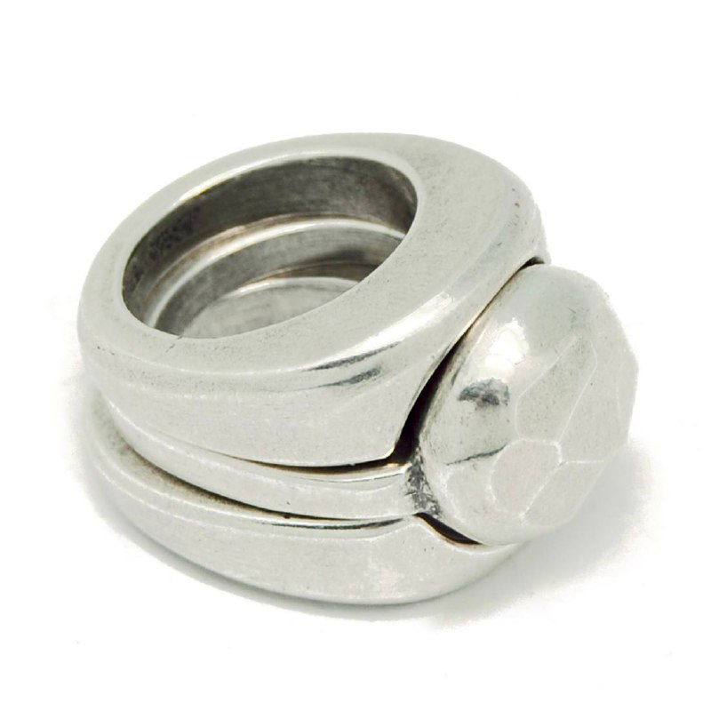 Стек кольцевых деталей Ciclon, демонстрация объёмных и гладких поверхностей в серебристом металле, фотоснимок студийного типа.