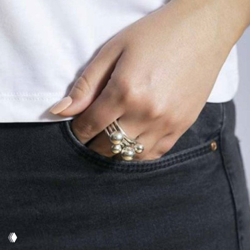 Рука в джинсах и несколько колец Ciclon на пальцах модели, естественный кадр для показа сочетания украшений с повседневным стилем.