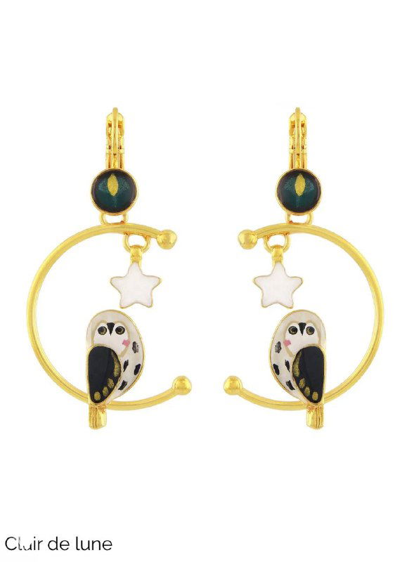 Золотистые серьги TARATATA с круглыми элементами, звездочкой и эмалевыми вставками на белом фоне, крупный план изделия спереди.