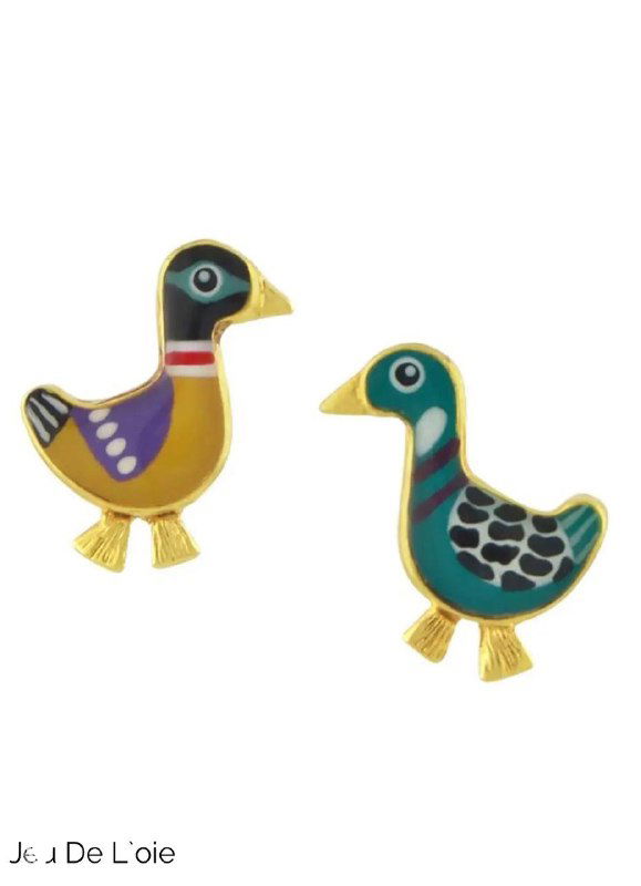 Пара ярких эмалевых серёжек/брошей в форме уток из коллекции Jeu De L’oie на белом фоне, демонстрация цветовой гаммы и деталей изделия.