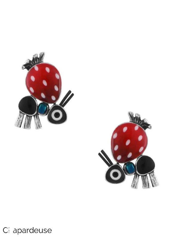 Маленькие эмалевые серьги с изображением клубники и декоративными элементами на белом фоне, макро-изображение украшения TARATATA.