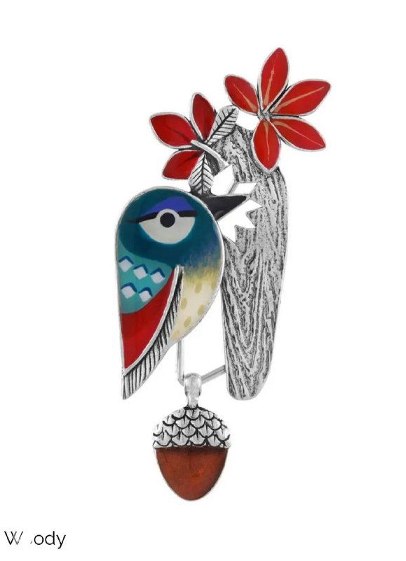Брошь-перо с яркими эмалевыми вставками и декоративным желудьком на белом фоне, крупный план изделия из коллекции Woody.