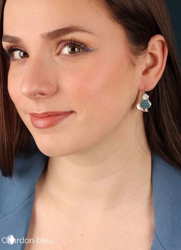 Модель в серьге TARATATA в форме капли с бирюзовой эмалью, демонстрация посадки украшения на образ и лице модели на портрете.