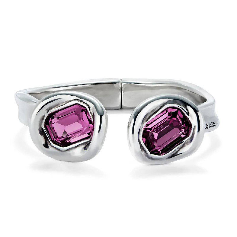 Крупный план серебристого кольца UNOde50 с розовым кристаллом, товарное фото на белом фоне, подчёркнута огранка и блеск камня.