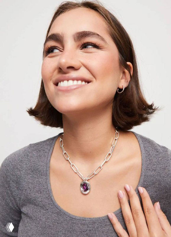 Портрет модели с ожерельем UNOde50 — массивная цепочка и подвеска с крупным кристаллом, подчёркивающие сезонную коллекцию Ser Valiente.