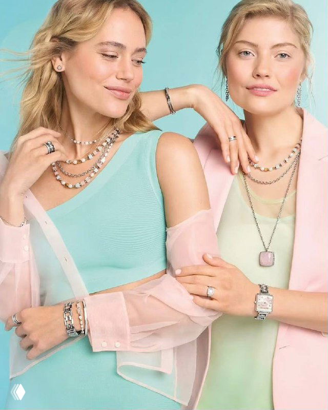 Две модели в пастельных тонах демонстрируют колье, браслеты и кольца из коллекции ROSONE на светлом фоне — рекламная студийная съёмка.
