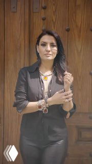 Женщина в тёмной одежде демонстрирует украшения CICLON: крупные перстни, браслеты и кулон с муранским стеклом в портретном плане, общий вид коллекции