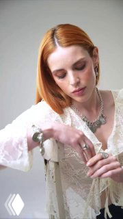 Модель в белом кружевном топе демонстрирует колье, серьги и кольца из новой коллекции FRANCE бренда CICLON в студийной съёмке