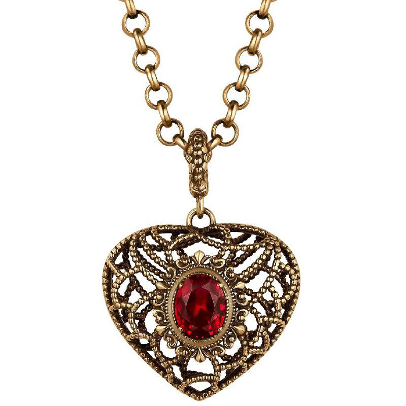 Подвеска‑сердце на цепочке с центральным красным овальным кристаллом и ажурной окантовкой в золотистом тоне, вид спереди на белом фоне.