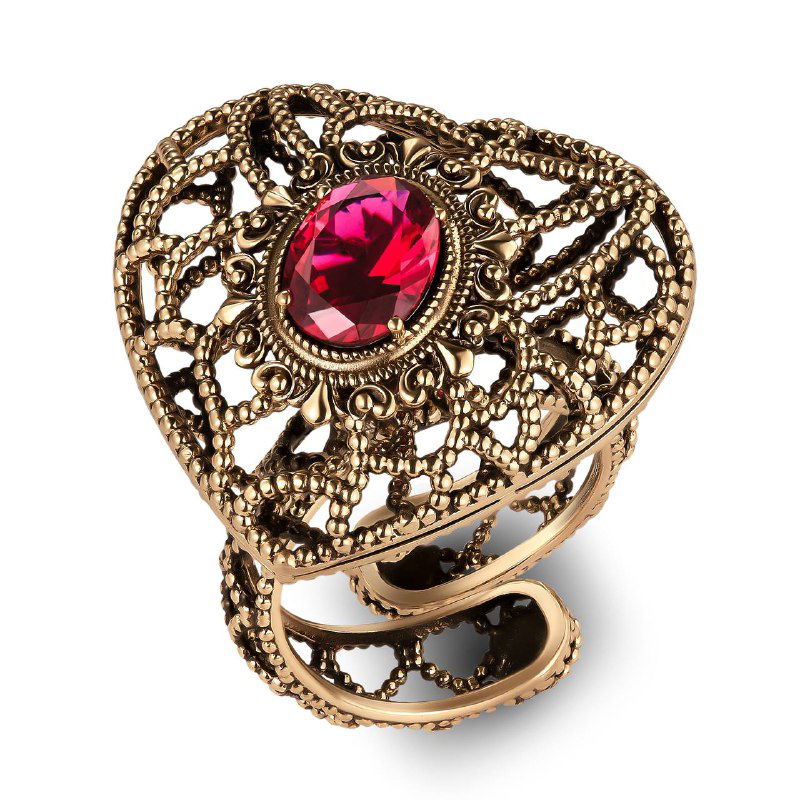 Макро‑съёмка кольца AMORE ETERNO: овальный красный камень, сложный винтажный узор и золотистая текстура поверхности металлической основы.