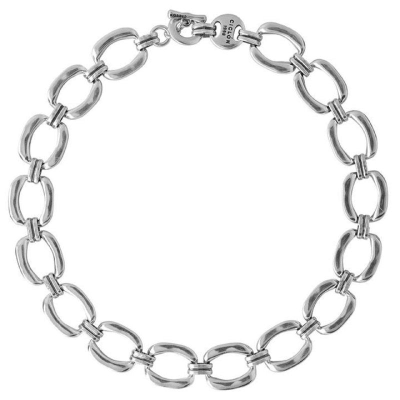 Студийная фотография серебристого колье-цепи крупными звеньями на белом фоне — товарная съёмка бренда CICLON, чёткий вид звеньев и застёжки