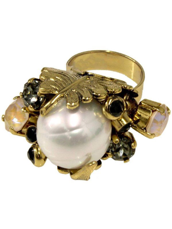 Крупный план золотого кольца с большой жемчужиной и мелкими кристаллами в декоративном цветочном орнаменте, детальная съёмка изделия