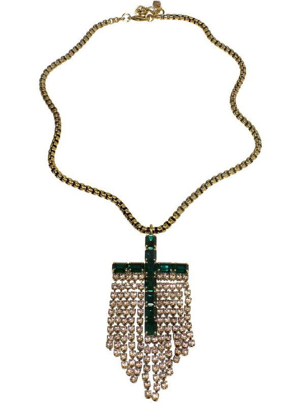 Золотое ожерелье с крупным зелёным подвесом и декоративными кисточками из цепочек, украшенное прозрачными стразами, вид изделия спереди