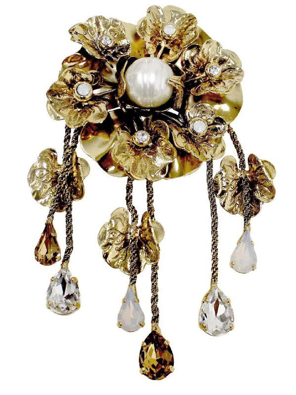 Детальный план броши в форме цветка из золота с центральной жемчужиной и подвесками из кристаллов, изящная декоративная обработка