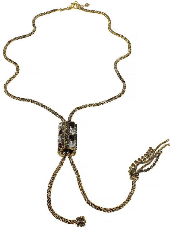 Золотое колье со скользящим элементом и кисточками на концах, фотография изделия на белом фоне и демонстрационная подставка магазина