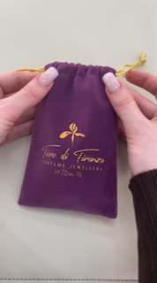 Распаковка: пурпурный мешочек Fiore di Firenze с золотым логотипом, руки с маникюром аккуратно тянут шнурок и показывают упаковку