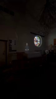 Тёмный интерьер храма с проекцией проповеди на стене и круглым витражом, демонстрирующий современный формат подачи веры через звук и свет.