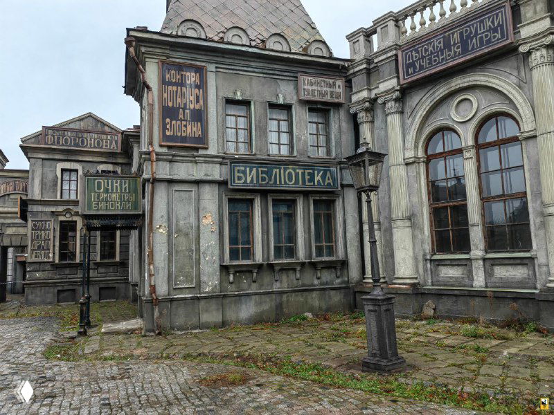 Небольшие фанерные дома и вывески типа «Библиотека» в историческом стиле — детальная проработка фасадов в петербургской декорации Мосфильма.