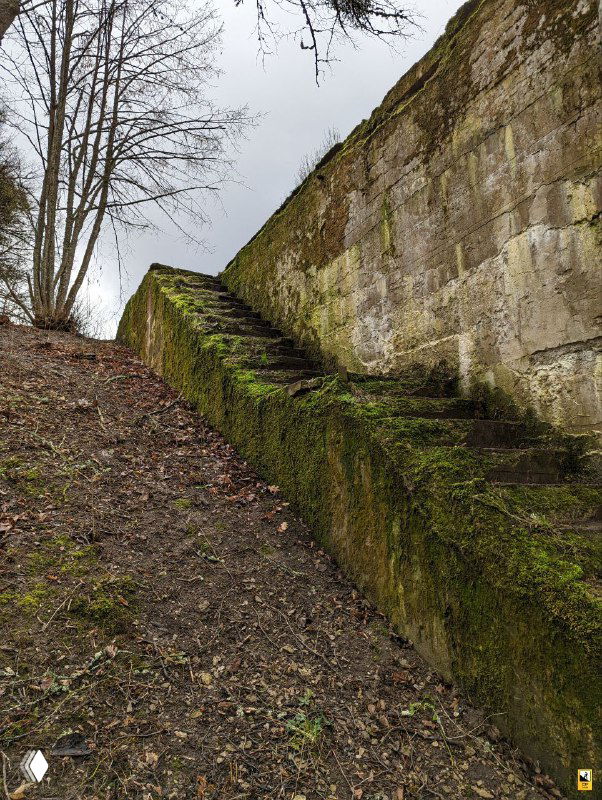 Бетонные ступени и откос у стен шлюза, покрытые мхом и влажностью; следы времени на массивной укрепляющей конструкции шлюза №2.