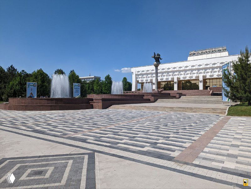 Городская площадь с фонтанами и официальными зданиями Ташкента на фоне ясного неба; широкие ступени и открытые пространства создают ощущение советской планировки.