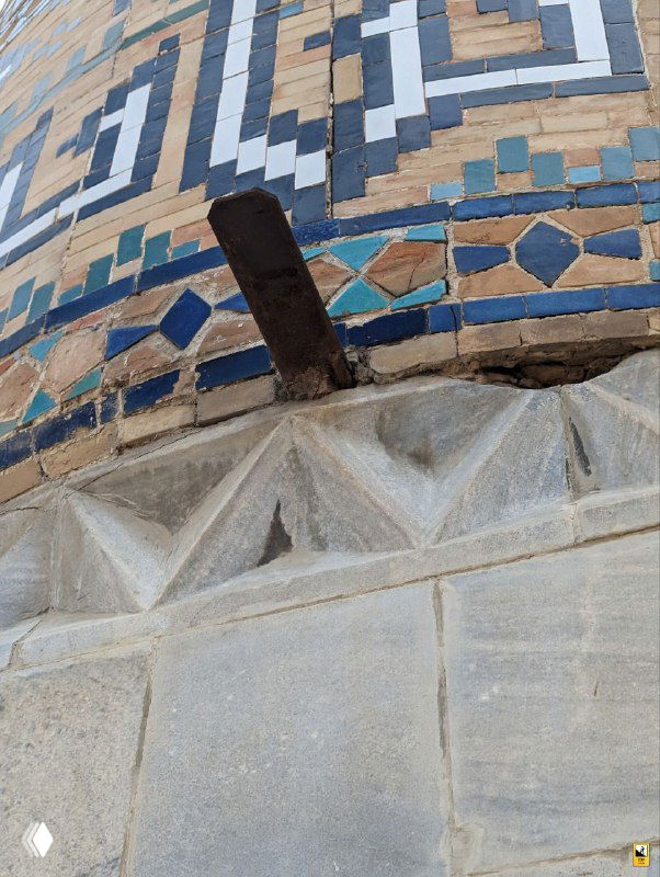 Фрагмент облицовки минарета Регистана с металлическим креплением и разноцветной глазурованной плиткой, видна продолженная кладка и мелкий декор.