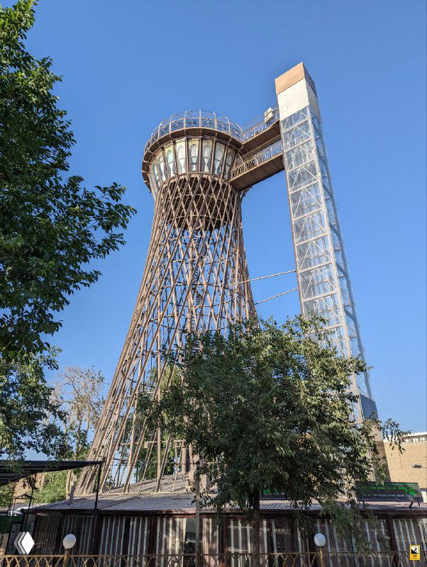Внешний вид Bukhara Tower в Бухаре: стальной гиперболоид с ажурной сетчатой конструкцией и стеклянной шахтой лифта.