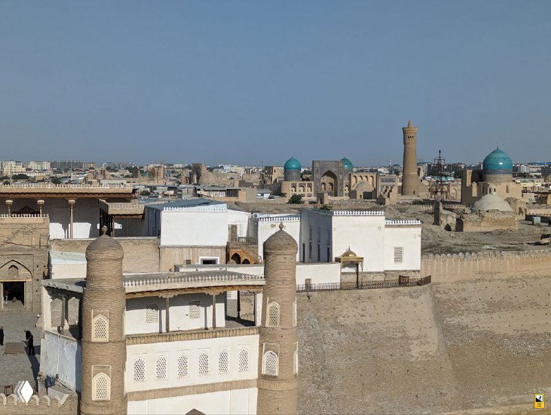 Фрагмент исторической застройки Бухары вблизи Арка: купола, минареты и глинобитные дома, вид с высоты Bukhara Tower.