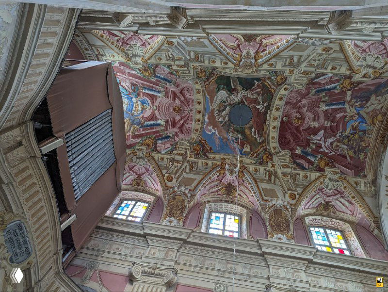 Крупный план фресок на своде одного из боковых куполов: красочные библейские сцены и декоративные элементы в барочной манере.