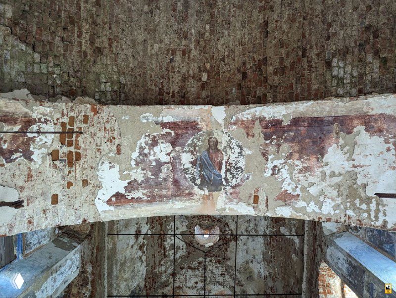 Фрагмент внутренней росписи (фрески) в купольном пространстве церкви: истертые изображения и красочная подложка на штукатурке.